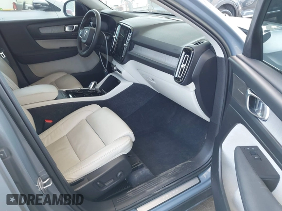 2023 Volvo XC40 Ultimate Dark Theme z VIN YV4L12UX9P2952245, wystawiony jako IAAI lot #42205666 z przebiegiem 19 952 mil mil oraz . Historia ofert i sprzedaży dostępna na DreamBid. Obrazek 5.