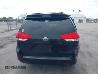 2014 Toyota Sienna LE AAS z VIN 5TDKK3DC1ES506563, wystawiony jako IAAI lot #42108481 z przebiegiem 173 831 mil mil oraz . Historia ofert i sprzedaży dostępna na DreamBid. Obrazek 16.
