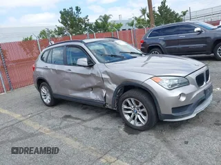 2015 BMW X1 xDrive28i z VIN WBAVL1C55FVY41749, wystawiony jako IAAI lot #42140979 z przebiegiem 120 953 mil mil oraz . Historia ofert i sprzedaży dostępna na DreamBid. Obrazek 1.