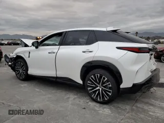 2023 Lexus RZ 450e Premium z VIN JTJAAAAB5PA009849, wystawiony jako Copart lot #81161103 z przebiegiem 4056 mil mil oraz . Historia ofert i sprzedaży dostępna na DreamBid. Obrazek 2.