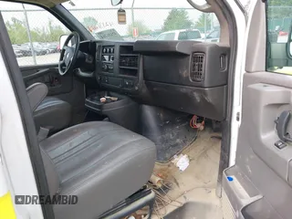 2015 Chevrolet Express Cargo z VIN 1GCWGFCF5F1246229, wystawiony jako IAAI lot #42131264 z przebiegiem 109 783 mil mil oraz . Historia ofert i sprzedaży dostępna na DreamBid. Obrazek 5.