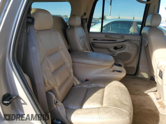 2001 Lincoln Navigator z VIN 5LMFU28R51LJ29728, wystawiony jako Copart lot #87147514 z przebiegiem 175 837 mil mil oraz Czysty tytuł • Clean title. Historia ofert i sprzedaży dostępna na DreamBid. Obrazek 11.