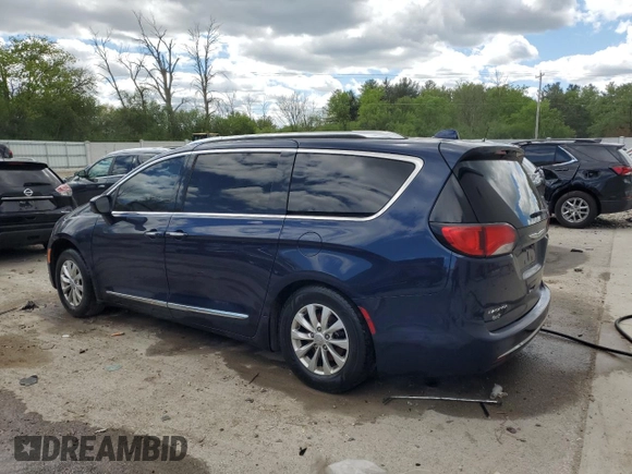 2018 Chrysler Pacifica Touring L z VIN 2C4RC1BG9JR170993, wystawiony jako Copart lot #56749955 z przebiegiem 205 310 mil mil oraz Nie do naprawy. Historia ofert i sprzedaży dostępna na DreamBid. Obrazek 2.