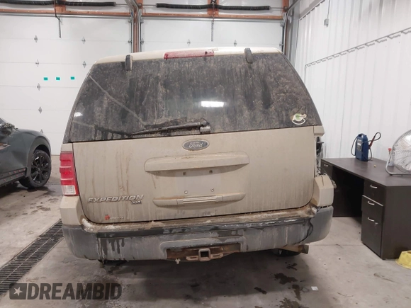 2004 Ford Expedition Special Service with VIN 1FMPU16L34LB27156, listed as a IAAI auction lot 41561202 with 230,318 mi miles. Bid and sale history available at carsss.com. Image 16.
