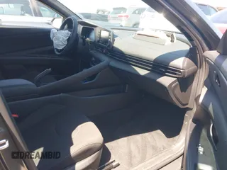 2025 Hyundai Elantra SEL Sport z VIN KMHLM4DG9SU909488, wystawiony jako IAAI lot #41990547 z przebiegiem 2 825 mil mil oraz . Historia ofert i sprzedaży dostępna na DreamBid. Obrazek 5.