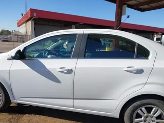 2014 Chevrolet Sonic LT z VIN 1G1JC5SH4E4171516, wystawiony jako IAAI lot #41163056 z przebiegiem 92 362 mil mil oraz . Historia ofert i sprzedaży dostępna na DreamBid. Obrazek 14.