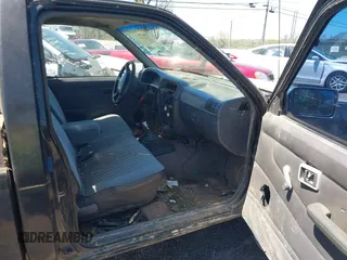 1996 Nissan Frontier XE z VIN 1N6SD11Y6TC377066, wystawiony jako IAAI lot #42041547 z przebiegiem 188 379 mil mil oraz . Historia ofert i sprzedaży dostępna na DreamBid. Obrazek 5.