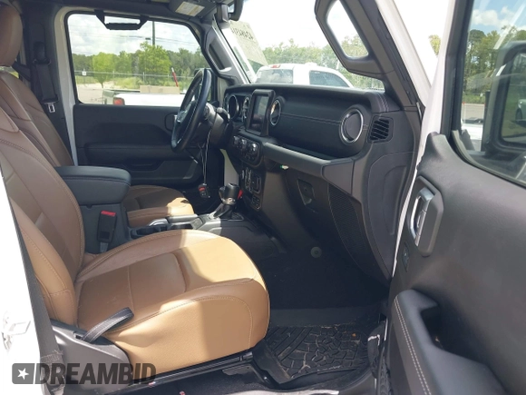 2021 Jeep Wrangler Unlimited Sahara Altitude z VIN 1C4HJXEN7MW518395, wystawiony jako IAAI lot #42484314 z przebiegiem 55 000 mil mil oraz . Historia ofert i sprzedaży dostępna na DreamBid. Obrazek 5.