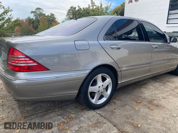 2005 Mercedes-Benz S-Class 5.0L with VIN WDBNG75J35A460118, listed as a Copart auction lot 77103084 with 99,573 mi miles and Clean Title. Bid and sale history available at carsss.com. Image 4.