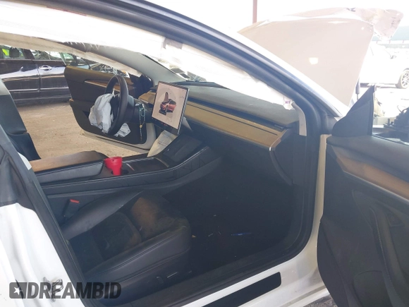 2022 Tesla Model 3 Long Range z VIN 5YJ3E1EB1NF192570, wystawiony jako IAAI lot #42230750 z przebiegiem 63 462 mil mil oraz . Historia ofert i sprzedaży dostępna na DreamBid. Obrazek 5.