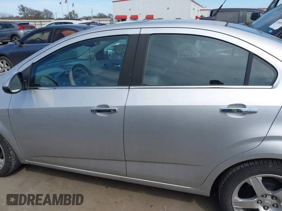 2012 Chevrolet Sonic LTZ z VIN 1G1JE5SB8C4210627, wystawiony jako IAAI lot #41662225 z przebiegiem 72 358 mil mil oraz . Historia ofert i sprzedaży dostępna na DreamBid. Obrazek 15.