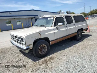 1989 Chevrolet Suburban z VIN 1GNGR26N6KF150544, wystawiony jako Copart lot #50469335 z przebiegiem 21 480 mil mil oraz Czysty tytuł • Clean title. Historia ofert i sprzedaży dostępna na DreamBid. Obrazek 1.