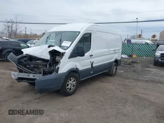 2015 Ford Transit Cargo z VIN 1FTNR2CM4FKA84584, wystawiony jako IAAI lot #42008193 z przebiegiem 224 453 mil mil oraz . Historia ofert i sprzedaży dostępna na DreamBid. Obrazek 2.