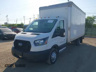 2020 Ford Transit z VIN 1FDBF6Z81LKB54837, wystawiony jako IAAI lot #42167980 z przebiegiem 63 926 mil mil oraz . Historia ofert i sprzedaży dostępna na DreamBid. Obrazek 2.