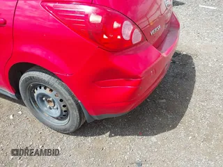 2012 Nissan Versa S z VIN 3N1BC1CP4CL379948, wystawiony jako IAAI lot #42391153 z przebiegiem 231 184 mil mil oraz . Historia ofert i sprzedaży dostępna na DreamBid. Obrazek 6.