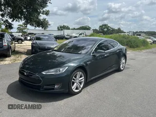 2014 Tesla Model S 60 z VIN 5YJSA1H11EFP44322, wystawiony jako Copart lot #59038135 z przebiegiem 146 015 mil mil oraz Czysty tytuł • Clean title. Historia ofert i sprzedaży dostępna na DreamBid. Obrazek 2.