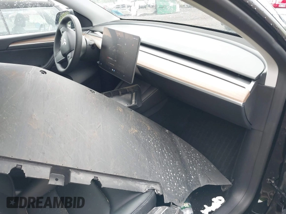 2024 Tesla Model Y Long Range z VIN 7SAYGDEE5RF130335, wystawiony jako IAAI lot #42250979 z przebiegiem 20 300 mil mil oraz . Historia ofert i sprzedaży dostępna na DreamBid. Obrazek 5.