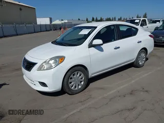 2012 Nissan Versa SV z VIN 3N1CN7APXCL925673, wystawiony jako IAAI lot #42533456 z przebiegiem 100 367 mil mil oraz . Historia ofert i sprzedaży dostępna na DreamBid. Obrazek 2.
