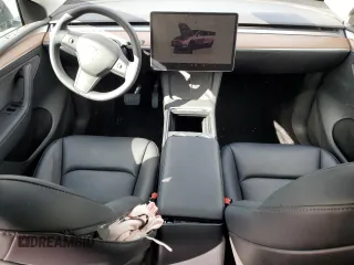 2024 Tesla Model Y Long Range z VIN 7SAYGAEE1RF107617, wystawiony jako Copart lot #48224405 z przebiegiem 10 637 mil mil oraz Szkoda całkowita • Salvage title. Historia ofert i sprzedaży dostępna na DreamBid. Obrazek 8.