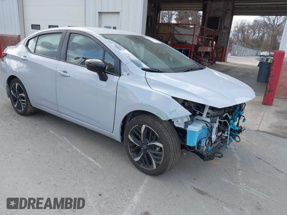 2024 Nissan Versa SR z VIN 3N1CN8FV8RL858769, wystawiony jako IAAI lot #41373294 z przebiegiem 14 128 mil mil oraz . Historia ofert i sprzedaży dostępna na DreamBid. Obrazek 1.
