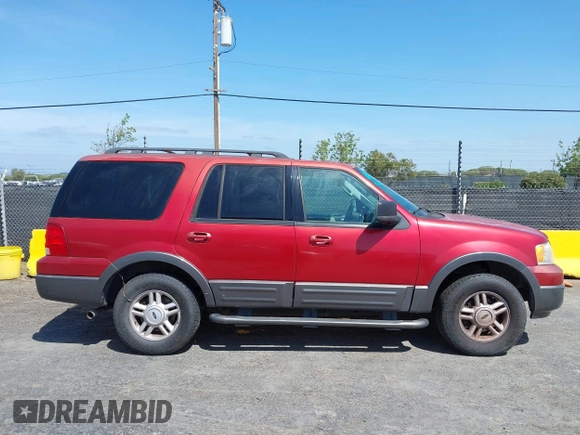 2005 Ford Expedition Special Service with VIN 1FMFU16575LA44568, listed as a IAAI auction lot 42056038 with 83,586 mi miles. Bid and sale history available at carsss.com. Image 13.