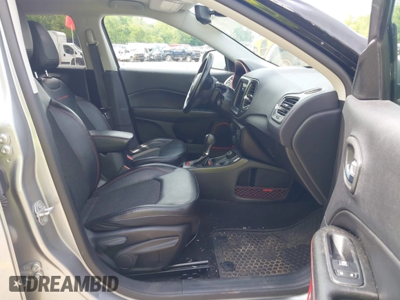 2020 Jeep Compass Trailhawk z VIN 3C4NJDDB0LT221532, wystawiony jako IAAI lot #42310215 z przebiegiem 78 464 mil mil oraz . Historia ofert i sprzedaży dostępna na DreamBid. Obrazek 5.