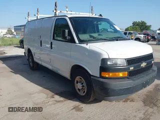 2018 Chevrolet Express Cargo z VIN 1GCWGAFP5J1221010, wystawiony jako IAAI lot #42834960 z przebiegiem 186 402 mil mil oraz . Historia ofert i sprzedaży dostępna na DreamBid. Obrazek 1.