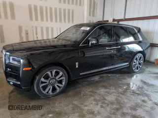 2023 Rolls-Royce Cullinan z VIN SLATV4C07PU218187, wystawiony jako Copart lot #74289364 z przebiegiem 5705 mil mil oraz Szkody całkowita. Historia ofert i sprzedaży dostępna na DreamBid. Obrazek 1.