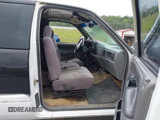 1996 Dodge 1500 z VIN 3B7HC13Y6TG180182, wystawiony jako IAAI lot #42443453 z przebiegiem 224 613 mil mil oraz . Historia ofert i sprzedaży dostępna na DreamBid. Obrazek 5.