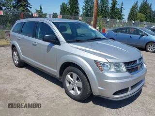 2013 Dodge Journey SE z VIN 3C4PDCAB3DT552847, wystawiony jako IAAI lot #42409901 z przebiegiem 97 482 mil mil oraz . Historia ofert i sprzedaży dostępna na DreamBid. Obrazek 1.