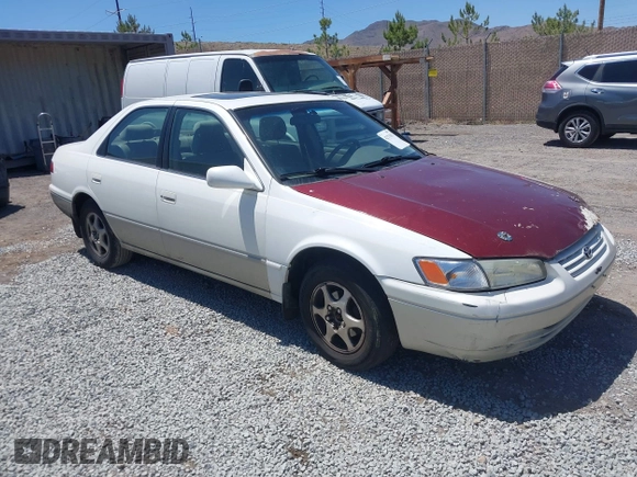 1999 Toyota Camry LE z VIN JT2BG22K3X0342513, wystawiony jako IAAI lot #42371033 z przebiegiem 159 894 mil mil oraz . Historia ofert i sprzedaży dostępna na DreamBid. Obrazek 1.