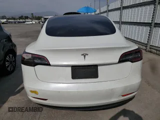 2021 Tesla Model 3 Standard Range Plus z VIN 5YJ3E1EA8MF098935, wystawiony jako Copart lot #53267905 z przebiegiem 116 673 mil mil oraz Szkody całkowita. Historia ofert i sprzedaży dostępna na DreamBid. Obrazek 6.