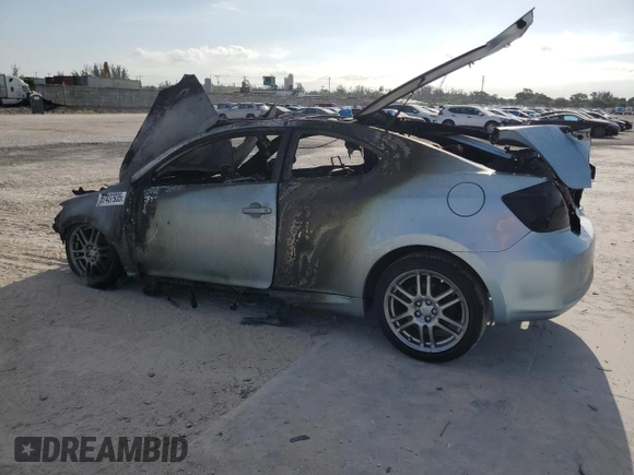 2005 Scion tC z VIN JTKDE177450021400, wystawiony jako Copart lot #57437935 z przebiegiem Nie podano mil oraz Szkody całkowita. Historia ofert i sprzedaży dostępna na DreamBid. Obrazek 2.