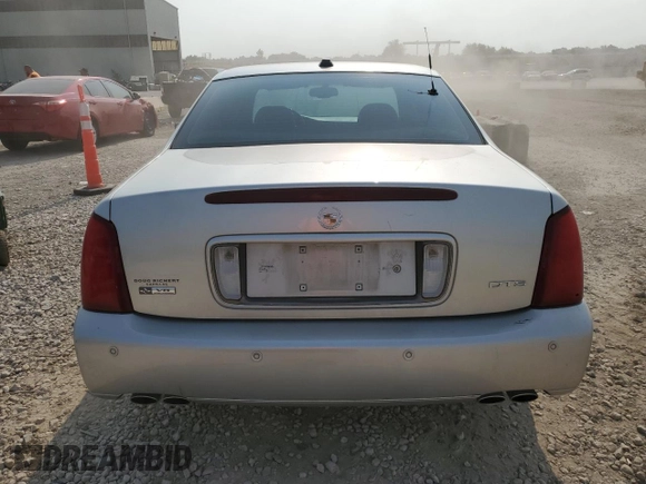 2004 Cadillac DeVille DTS z VIN 1G6KF57984U188454, wystawiony jako Copart lot #62397494 z przebiegiem 142 060 mil mil oraz Szkoda całkowita • Salvage title. Historia ofert i sprzedaży dostępna na DreamBid. Obrazek 6.