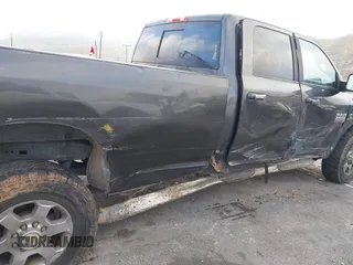 2017 Ram 2500 SLT z VIN 3C6UR5JL4HG570952, wystawiony jako IAAI lot #41456094 z przebiegiem 245 785 mil mil oraz . Historia ofert i sprzedaży dostępna na DreamBid. Obrazek 6.
