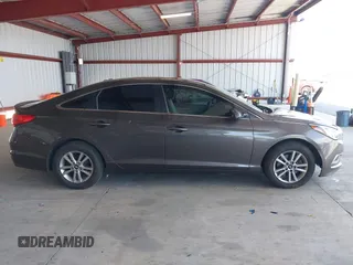 2016 Hyundai Sonata SE z VIN 5NPE24AF3GH372746, wystawiony jako IAAI lot #42343113 z przebiegiem 146 919 mil mil oraz . Historia ofert i sprzedaży dostępna na DreamBid. Obrazek 13.