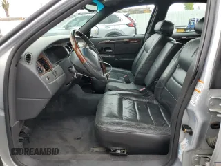 2002 Lincoln Town Car Signature z VIN 1LNHM82W52Y661319, wystawiony jako Copart lot #47887325 z przebiegiem 88 713 mil mil oraz Szkoda całkowita • Salvage title. Historia ofert i sprzedaży dostępna na DreamBid. Obrazek 7.