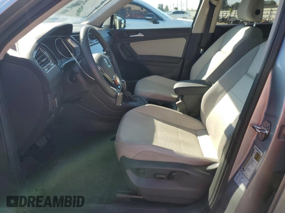 2020 Volkswagen Tiguan SE z VIN 3VV3B7AX8LM036808, wystawiony jako Copart lot #42124825 z przebiegiem 116 297 mil mil oraz Nie do naprawy. Historia ofert i sprzedaży dostępna na DreamBid. Obrazek 7.
