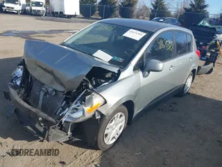 2011 Nissan Versa S z VIN 3N1BC1CP5BL517754, wystawiony jako IAAI lot #41675383 z przebiegiem 125 000 mil mil oraz . Historia ofert i sprzedaży dostępna na DreamBid. Obrazek 18.