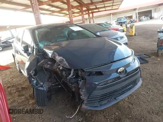 2025 Toyota Corolla LE z VIN 5YFB4MDE6SP252600, wystawiony jako IAAI lot #41642799 z przebiegiem 10 843 mil mil oraz . Historia ofert i sprzedaży dostępna na DreamBid. Obrazek 1.