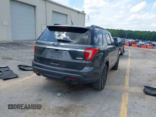 2018 Ford Explorer XLT z VIN 1FM5K7D83JGC51303, wystawiony jako IAAI lot #42456171 z przebiegiem 110 155 mil mil oraz . Historia ofert i sprzedaży dostępna na DreamBid. Obrazek 4.