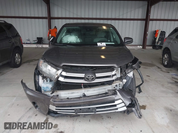 2017 Toyota Highlander LE z VIN 5TDBZRFH6HS386710, wystawiony jako IAAI lot #42226567 z przebiegiem 64 773 mil mil oraz . Historia ofert i sprzedaży dostępna na DreamBid. Obrazek 12.