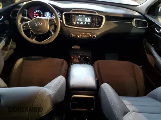 2019 Kia Sorento LX z VIN 5XYPG4A37KG575753, wystawiony jako Copart lot #44988355 z przebiegiem 55 933 mil mil oraz Szkoda całkowita • Salvage title. Historia ofert i sprzedaży dostępna na DreamBid. Obrazek 8.