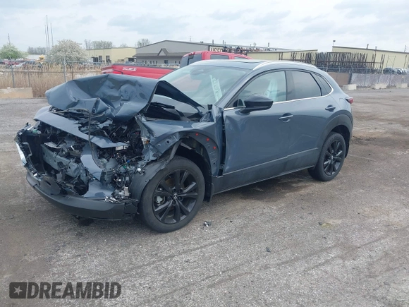 2024 Mazda CX-30 Premium z VIN 3MVDMBDY7RM613744, wystawiony jako IAAI lot #42127815 z przebiegiem 8 889 mil mil oraz . Historia ofert i sprzedaży dostępna na DreamBid. Obrazek 17.