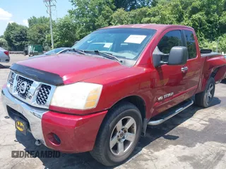 2006 Nissan Titan SE z VIN 1N6BA06B76N526911, wystawiony jako IAAI lot #42568371 z przebiegiem 215 140 mil mil oraz . Historia ofert i sprzedaży dostępna na DreamBid. Obrazek 2.