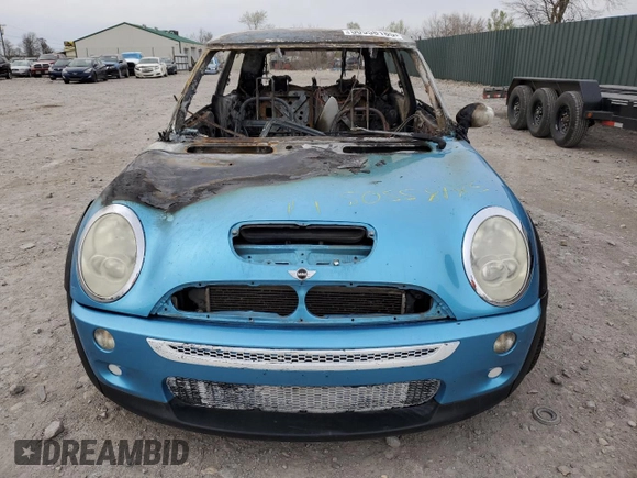 2005 MINI Hardtop S z VIN WMWRE33465TD90424, wystawiony jako Copart lot #50558185 z przebiegiem Nie podano mil oraz Nie do naprawy • Non repairable. Historia ofert i sprzedaży dostępna na DreamBid. Obrazek 5.