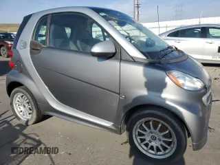 2013 Smart fortwo Passion z VIN WMEEJ9AA5DK673232, wystawiony jako Copart lot #51281035 z przebiegiem Nie podano mil oraz Tytuł czysty. Historia ofert i sprzedaży dostępna na DreamBid. Obrazek 4.