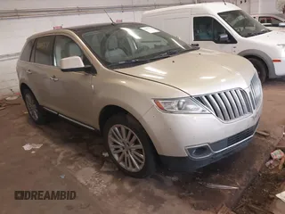 2011 Lincoln MKX z VIN 2LMDJ8JK2BBJ10241, wystawiony jako IAAI lot #42497578 z przebiegiem 189 643 mil mil oraz . Historia ofert i sprzedaży dostępna na DreamBid. Obrazek 1.