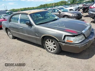2004 Lincoln Town Car Signature z VIN 1LNHM81W74Y652349, wystawiony jako IAAI lot #42297969 z przebiegiem Nie podano mil oraz . Historia ofert i sprzedaży dostępna na DreamBid. Obrazek 1.
