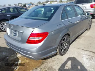 2014 Mercedes-Benz C 250 Sport z VIN WDDGF4HBXEG220003, wystawiony jako IAAI lot #41473006 z przebiegiem 98 949 mil mil oraz . Historia ofert i sprzedaży dostępna na DreamBid. Obrazek 4.